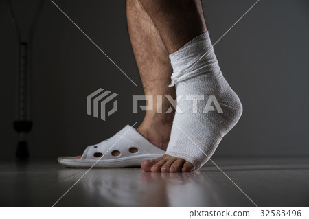 A man injured his leg, a crutch 32583496