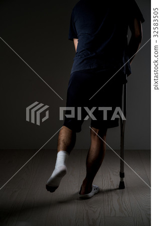一名男子腿部受傷，一根拐杖 32583505