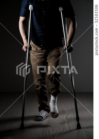 一名男子腿部受傷，一根拐杖 32583506