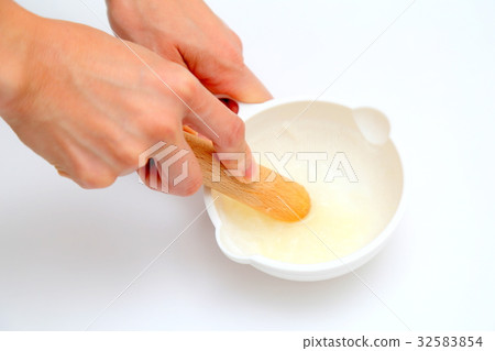 Baby food female hand 32583854