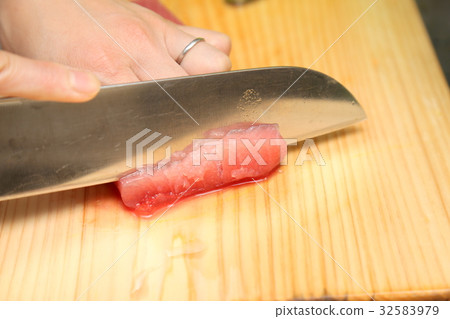 處理金槍魚的女性手 32583979