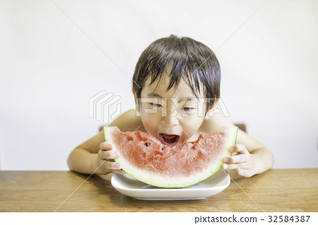 Boy who eats watermelon on wild 32584387