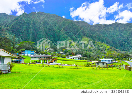Residential area in eastern Hawaii Oahu Residential area in eastern Hawaii Oahu 32584388