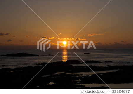 The sun rises 32584687