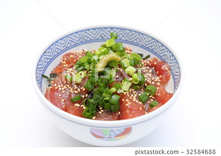Tuna noodles bowl 32584688