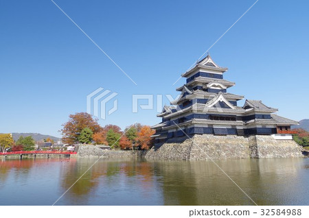Autumn of Shinshu Matsumoto National treasure colored by autumn leaves Matsumoto Castle Existing 12 One of the temples Matsumoto Tourism center 32584988