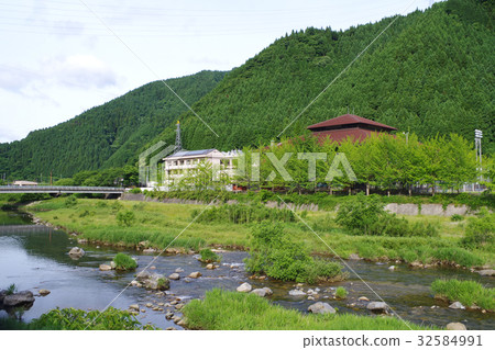 在日野河岸邊的學校建築 在日野河岸邊的學校建築 32584991