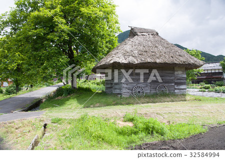一個香煙小屋建在村莊的一角 一個香煙小屋建在村莊的一角 32584994