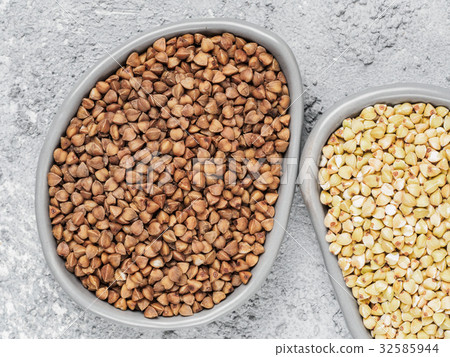 Raw green and roasted brown buckwheat 32585944