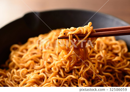 Instant fried noodles Instant fried noodles 32586059