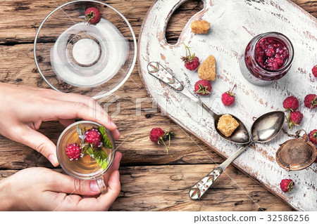 Tea with raspberries Tea with raspberries 32586256
