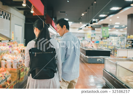 supermarket, husband and wife, shopping 32586257