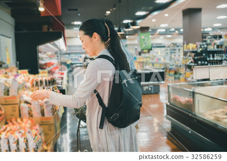 super market, supermarket, husband and wife 32586259