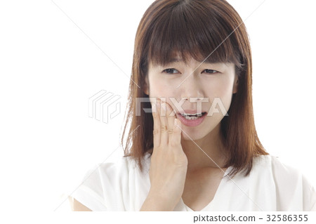 一個女人患有感覺過敏症 一個女人患有感覺過敏症 32586355