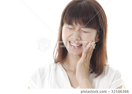 一個女人患有感覺過敏症 一個女人患有感覺過敏症 32586366