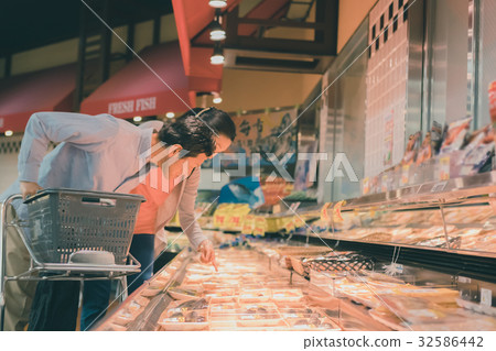 super, supermarket, fresh fish 32586442