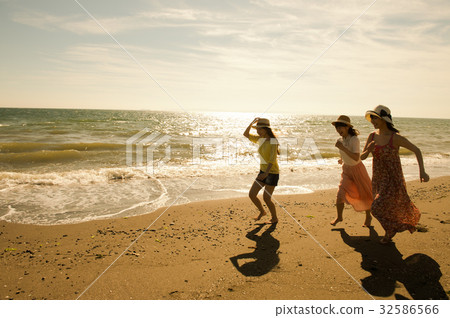 Ladies travel Ocean young lady 32586566