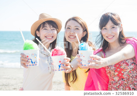 Women's journey oyster Omen eating ice Women's journey oyster Omen eating ice 32586910