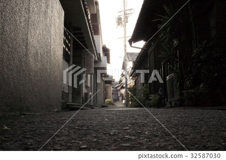 Underground back alley 32587030