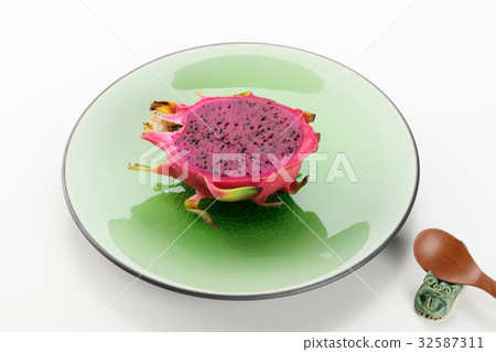 Cut dragon fruit from Okinawa Cut dragon fruit from Okinawa 32587311