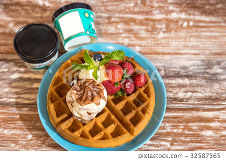 Waffle with ice cream 32587565