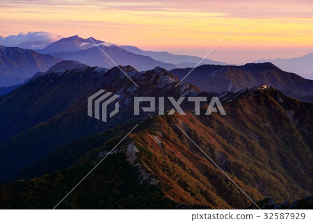 Mt. Yomake and the Tateyama mountain range of the dawn seen from the heavenly mountain Mt. Yomake and the Tateyama mountain range of the dawn seen from the heavenly mountain 32587929