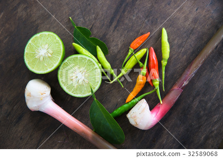 Chili galangal lemon on wood texture 32589068