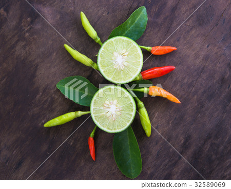 Chili galangal lemon on wood texture  32589069
