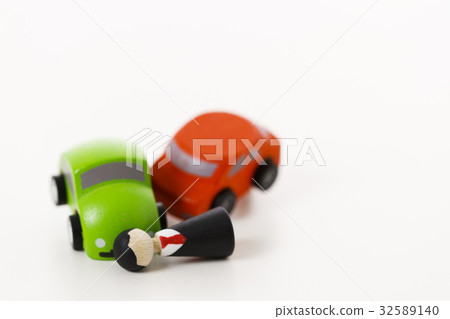 交通事故前碰撞車輛汽車白色後車乘用車 32589140