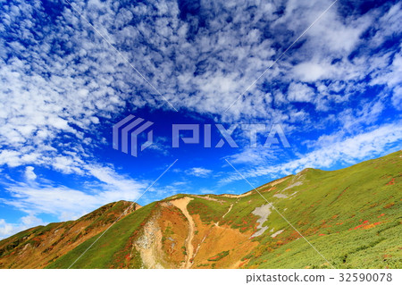 Longitudinal runway near Otaimai-dake and blue sky · Cirrus cloud Longitudinal runway near Otaimai-dake and blue sky · Cirrus cloud 32590078