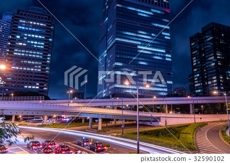 在Akasaka-Mitsuke橫穿附近的夜視圖，一輛去的汽車的輕的踪影 32590102