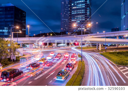 Night view near the Akasaka-Mitsuke crossing, light trace of a going car 32590103