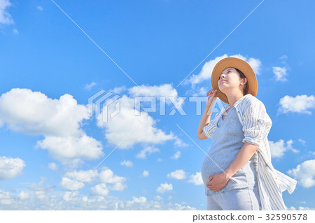 孕婦藍天背景 32590578