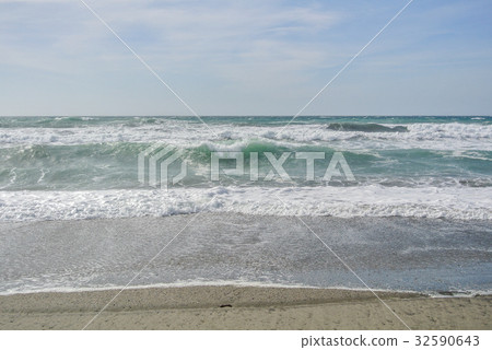 Sea waves with foam at the shore of national park Sea waves with foam at the shore of national park 32590643