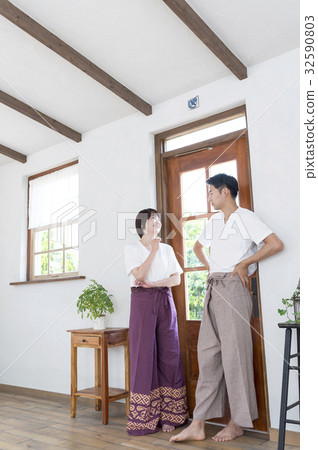 一對穿著休閒裝放鬆的情侶 一對穿著休閒裝放鬆的情侶 32590803