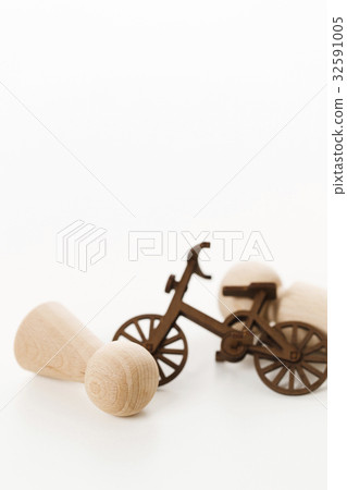 交通事故自行車行人傳球手白背 交通事故自行車行人傳球手白背 32591005
