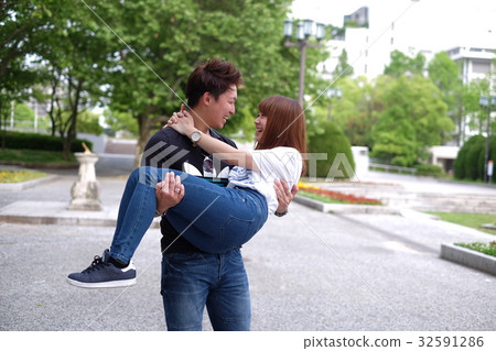 A couple doing a princess cork in the park 32591286