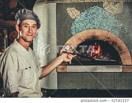 Preparing traditional italian pizza 32591557