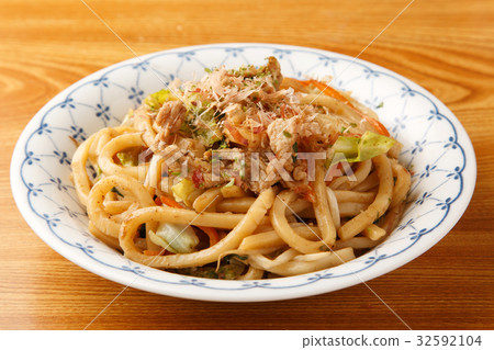 Yaki udon 32592104