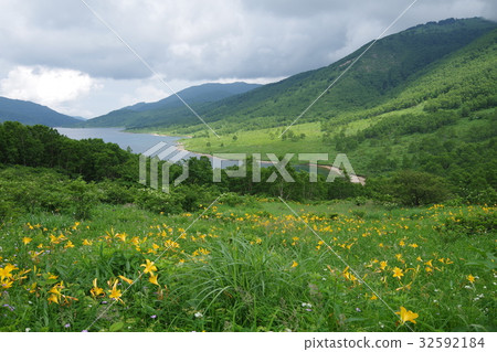 Kissing of Nogu lake Kissing of Nogu lake 32592184