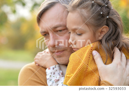 father and daughter hugging father and daughter hugging 32593033