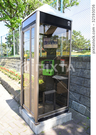 在城市拍攝綠色電話卡電話電話亭 在城市拍攝綠色電話卡電話電話亭 32593056