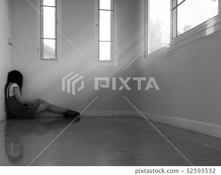 Woman sitting strain unhappy  32593532