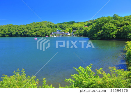 在晴朗的天氣下的一個湖 32594576