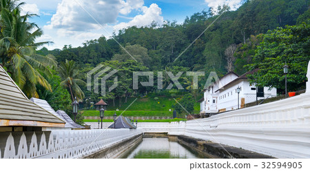 Buddhist Temple of the Tooth of Buddha 32594905