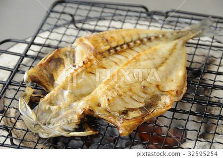 Bake dried fish dried in a sauna Bake dried fish dried in a sauna 32595254