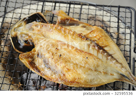 烘烤在桑拿烘乾的干魚 32595536