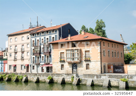 西班牙公寓以各種顏色站在畢爾巴鄂河上 32595647