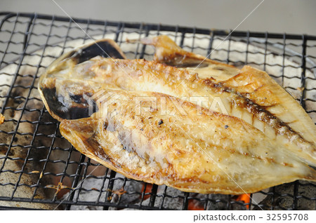 Bake dried fish dried in a sauna 32595708