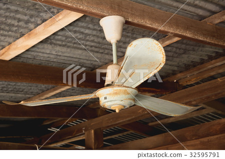 Electric ceiling fan, old rusty ceiling fan Electric ceiling fan, old rusty ceiling fan 32595791